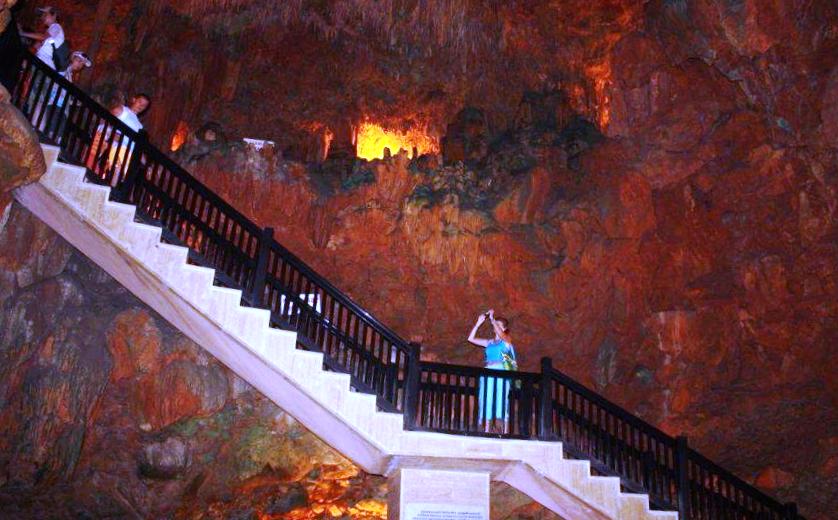 спуск в пещеру Дамлаташ в Алании